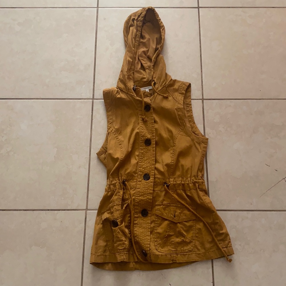 Sleeveless jacket